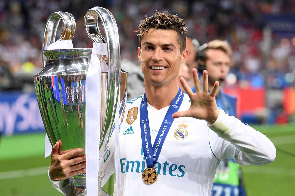Cristiano_Ronaldo_winner_trohy