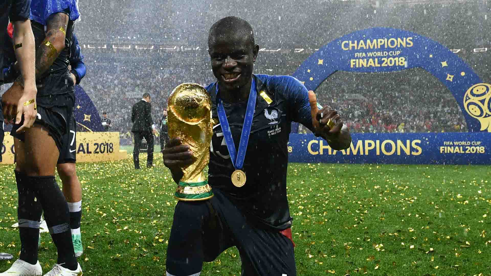 ngolo-kante-france-world-cup-trophy-in-russia2018